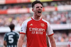'Bom tấn' Declan Rice ghi bàn phút bù giờ, Arsenal nối dài mạch thắng trước M.U