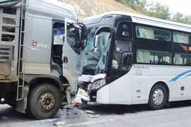 Thừa Thiên-Huế: Xe khách va chạm với xe tải, 4 người bị thương