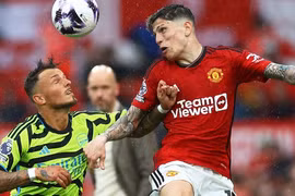 Hạ Man United, Arsenal đua vô địch với Man City đến cùng