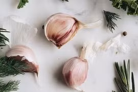 Tỏi giúp giảm men gan cao, diệt khuẩn gây ngộ độc thực phẩm