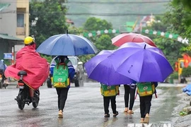 Thời tiết ngày khai giảng: Bắc Bộ nắng, Trung Bộ và Nam Bộ mưa, dông