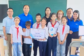 Trao 15 bộ máy vi tính cho Trường Tiểu học Kông Lơng Khơng