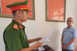 Bị vợ tát, người đàn ông dùng dao đâm vợ rồi tự sát