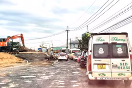 Quốc lộ 19 thi công ì ạch, gây mất an toàn giao thông