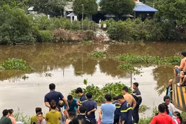TPHCM: Nhóm người nhậu xong rủ nhau bơi qua sông, 2 người mất tích