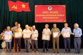 Đak Pơ: Khen thưởng 7 người cao tuổi làm kinh tế giỏi