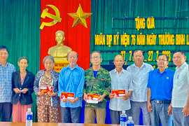 Gặp mặt, tặng quà người có công, gia đình chính sách xã Ia Trok