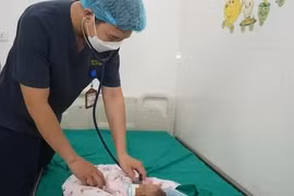 Cứu sống bé trai có nội tạng nằm ngoài ổ bụng