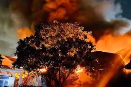 Cháy dữ dội tại công ty sản xuất băng keo