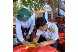 Những con dấu đỏ Trường Sa trên lá cờ Tổ quốc