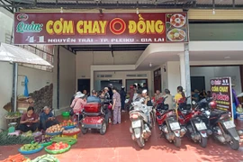 Cơm chay 0 đồng ấm lòng người nghèo