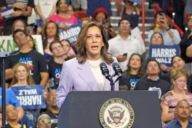 Bầu cử Mỹ 2024: Bà Harris dẫn trước ông Trump với khoảng cách mong manh