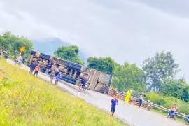 Kon Tum: Xe tải đầu kéo lật nghiêng bên đường khi vào cua