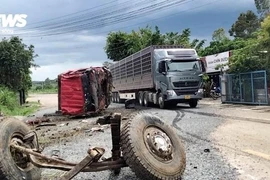 Xe tải mất thắng tông vào vách núi, lộn nhiều vòng ở Phú Yên