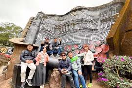 Người nước ngoài đón tết Việt ở thành phố ngàn hoa