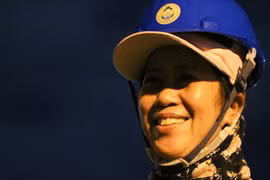 Nữ công nhân 23 năm dọn rác chợ hoa Tết: 'Chỉ mong có năm được về trước Giao thừa'