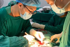 Nổ sạc dự phòng, bé trai chấn thương vùng bẹn bìu