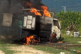 Xe chở xăng cháy làm đứt dây điện trung thế trên Quốc lộ 1
