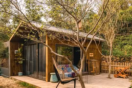 Căn nhà gỗ 30m2 lợp mái tôn cách nhiệt giản dị và đầy đủ tiện nghi