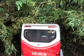 Xe ôtô chở 25 hành khách lao xuống vực đèo Quốc lộ 28B ở Bình Thuận