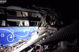 Phú Yên: Xe khách đâm vào nhà dân trong đêm, 4 người thương vong