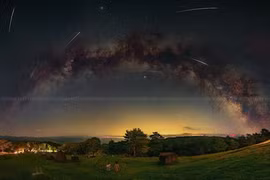 Mưa sao băng đẹp nhất 2023: Người Việt Nam ngắm bằng cách nào?