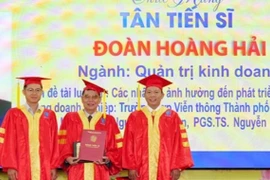 Cụ ông 73 tuổi tốt nghiệp tiến sĩ