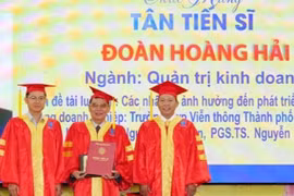 Cụ ông 73 tuổi tốt nghiệp tiến sĩ