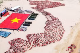 Thể hiện tình yêu Tổ quốc đúng đắn, phù hợp