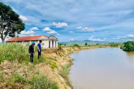 Cấp bách triển khai các phương án phòng-chống sạt lở bờ sông