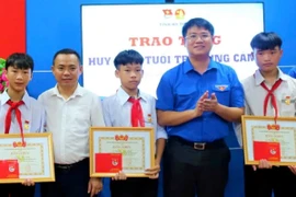 Trao huy hiệu 'Tuổi trẻ dũng cảm' đến 3 nam sinh cứu trẻ đuối nước