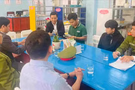 Một học sinh nghèo nhặt được bọc tiền tìm người trả lại