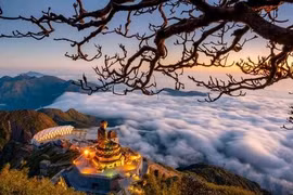 Trải nghiệm 'có một không hai' trên đỉnh núi huyền thoại Tây Bắc