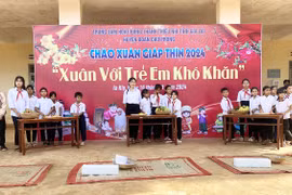 Trao 495 phần quà cho các em thiếu nhi dân tộc thiểu số huyện Chư Prông