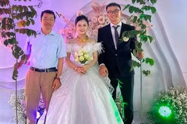 Cặp đôi trồng 100 cây xanh trong ngày cưới