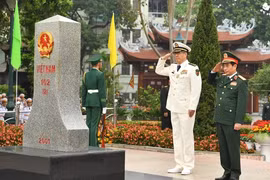 Hai Bộ trưởng Bộ Quốc phòng Việt Nam và Trung Quốc tô son cột mốc biên giới