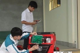 Học sinh sáng chế hệ thống phát hiện và cảnh báo điểm mù trên xe tải