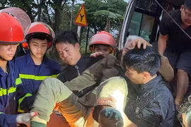 Xe container đối đầu xe buýt, nhiều người bị thương