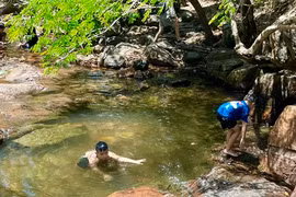 Cuối tuần đi tắm Suối Trúc, ăn lẩu cá không tên