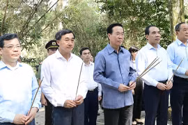 Chủ tịch nước Võ Văn Thưởng dâng hương, dâng hoa tưởng nhớ Chủ tịch Hồ Chí Minh tại Lán Nà Nưa