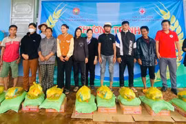 Tặng quà cho người nghèo và học sinh khó khăn tại huyện Chư Prông