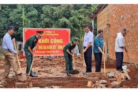 Những ngôi nhà ấm tình đoàn kết