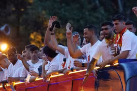 Biển người Tây Ban Nha đổ ra đường chào đón cuồng nhiệt những người hùng