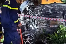 Ô tô chở 9 người bị tàu hỏa đâm khi băng qua đường sắt