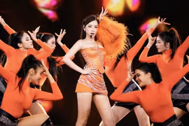 Hàng nghìn fan Trung xem phần trình diễn của Chi Pu ở Hoa hậu Hòa Bình Việt Nam