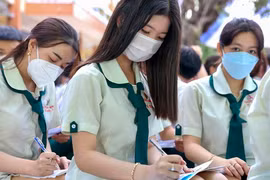 'Tấm chăn hẹp' học phí