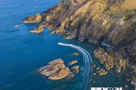 Khám phá vẻ đẹp hoang sơ của Eo Gió giữa mênh mông biển trời