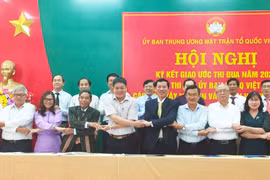  Mặt trận các tỉnh Tây Nguyên và duyên hải miền Trung ký kết giao ước thi đua