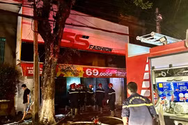 Nhiều người hốt hoảng khi lửa phát ra từ 1 cửa hàng không người trông coi