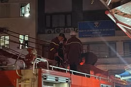 Cháy chung cư mini ở Hà Nội, nhiều người mắc kẹt